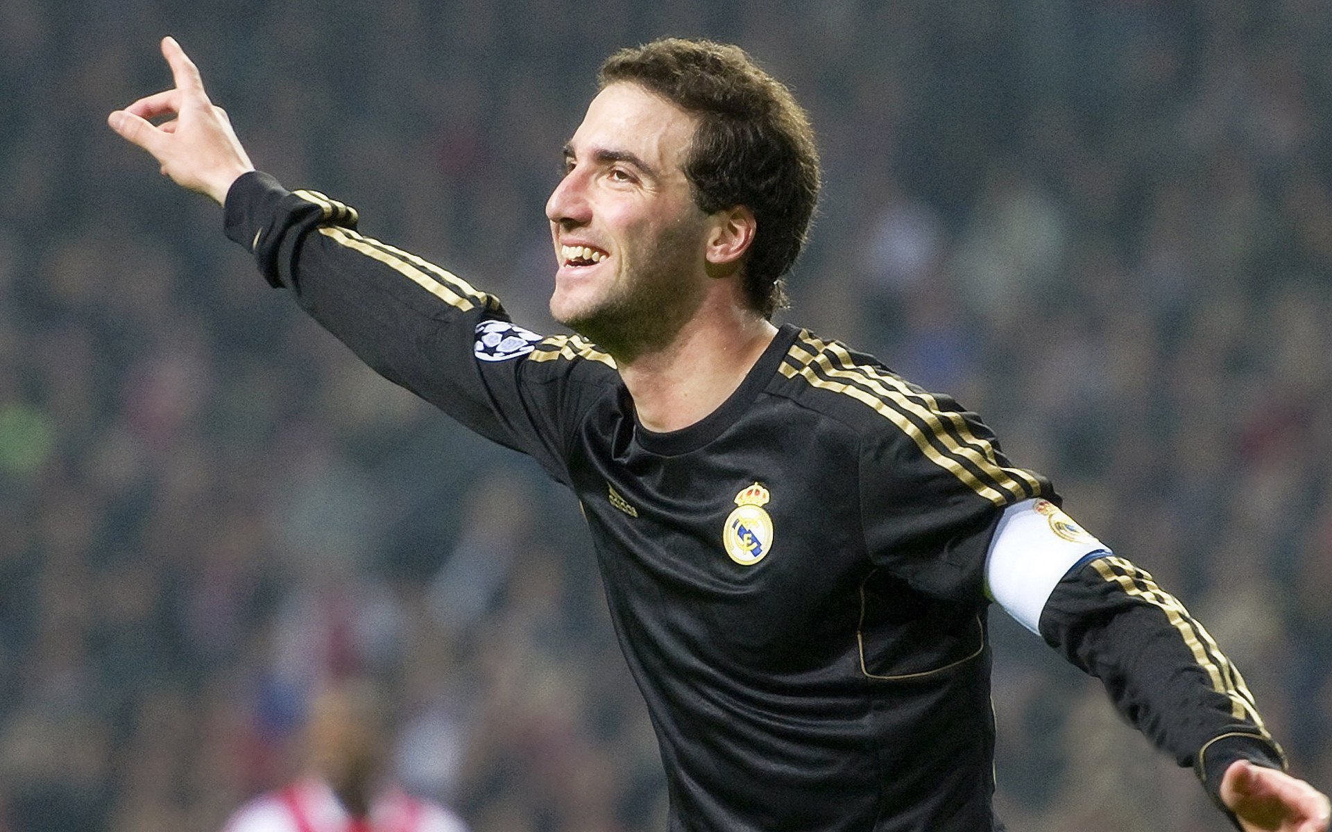 中国足球联赛推动足球市场多渠道发展，中国足球市场化